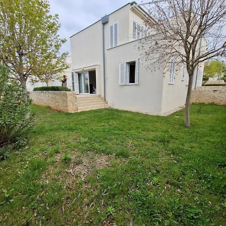 Διαμέρισμα Sunny Lena Premium Family With Garden, Close To & Pool Petrcane