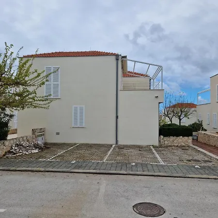 Apartment Sunny Lena Premium Family With Garden, Close To & Pool *