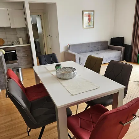 Sunny Lena Premium Family With Garden, Close To & Pool شقة *