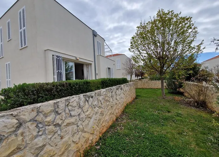 Sunny Lena Premium Family With Garden, Close To & Pool
