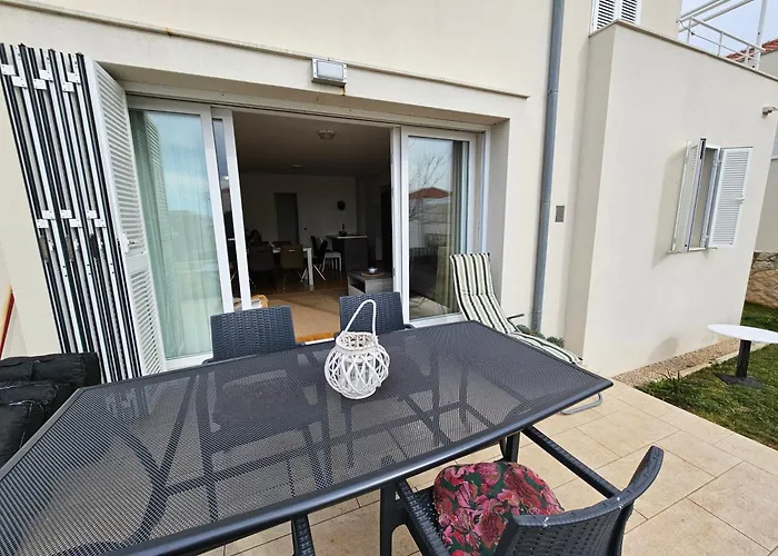 Sunny Lena Premium Family With Garden, Close To & Pool Lägenhet *