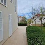 Sunny Lena Premium Family With Garden, Close To & Pool Appartement *