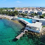 Sunny Lena Premium Family With Garden, Close To & Pool