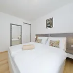Sunny Lena Premium Family With Garden, Close To & Pool Apartment *