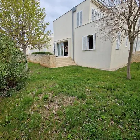 Sunny Lena Premium Family With Garden, Close To & Pool