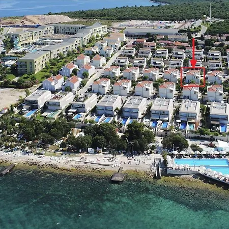 Sunny Lena Premium Family With Garden, Close To & Pool