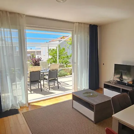Sunny Lena Premium Family With Garden, Close To & Pool