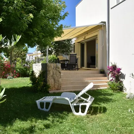 شقة Sunny Lena Premium Family With Garden, Close To & Pool