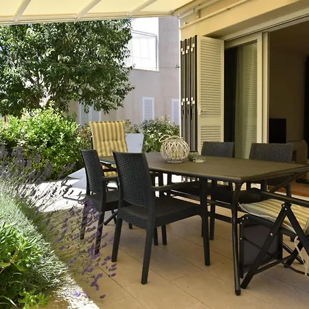 Sunny Lena Premium Family With Garden, Close To & Pool * بيتريتْشاني