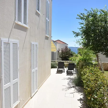 Sunny Lena Premium Family With Garden, Close To & Pool بيتريتْشاني