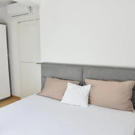 Sunny Lena Premium Family With Garden, Close To & Pool بيتريتْشاني