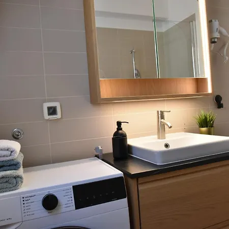 Sunny Lena Premium Family With Garden, Close To & Pool شقة