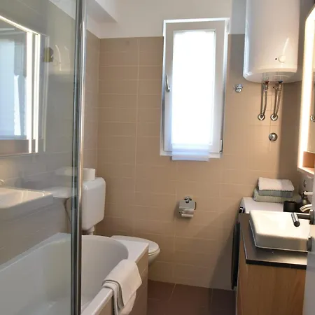 شقة Sunny Lena Premium Family With Garden, Close To & Pool