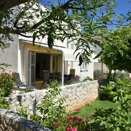 Sunny Lena Premium Family With Garden, Close To & Pool بيتريتْشاني