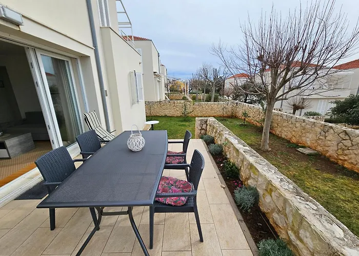 Sunny Lena Premium Family With Garden, Close To & Pool